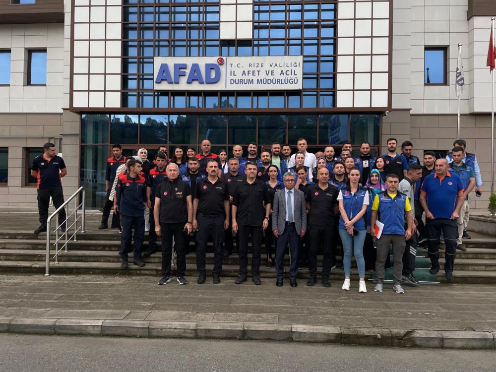 Afad başkanı Okay Memiş , Afad arkasındaki heyelan bölgesini inceledi