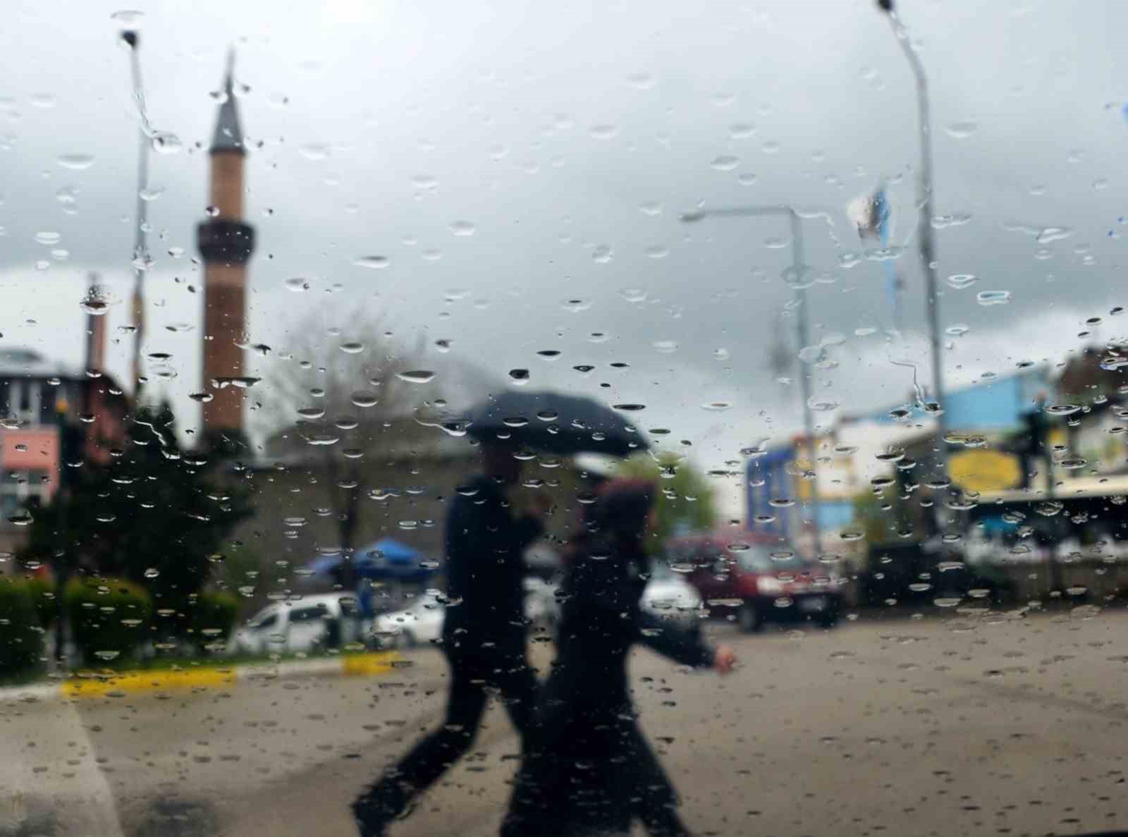 Bayburt'ta sel oldu, yolllar göle döndü