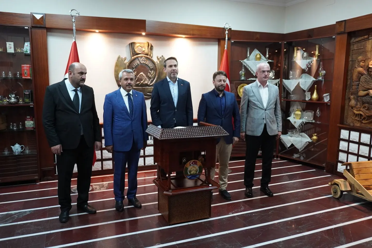 Enerji ve Tabii Kaynaklar Bakanı Dr. Alparslan Bayraktar bir dizi ziyaret ve programa katılmak üzere Rize'ye geldi