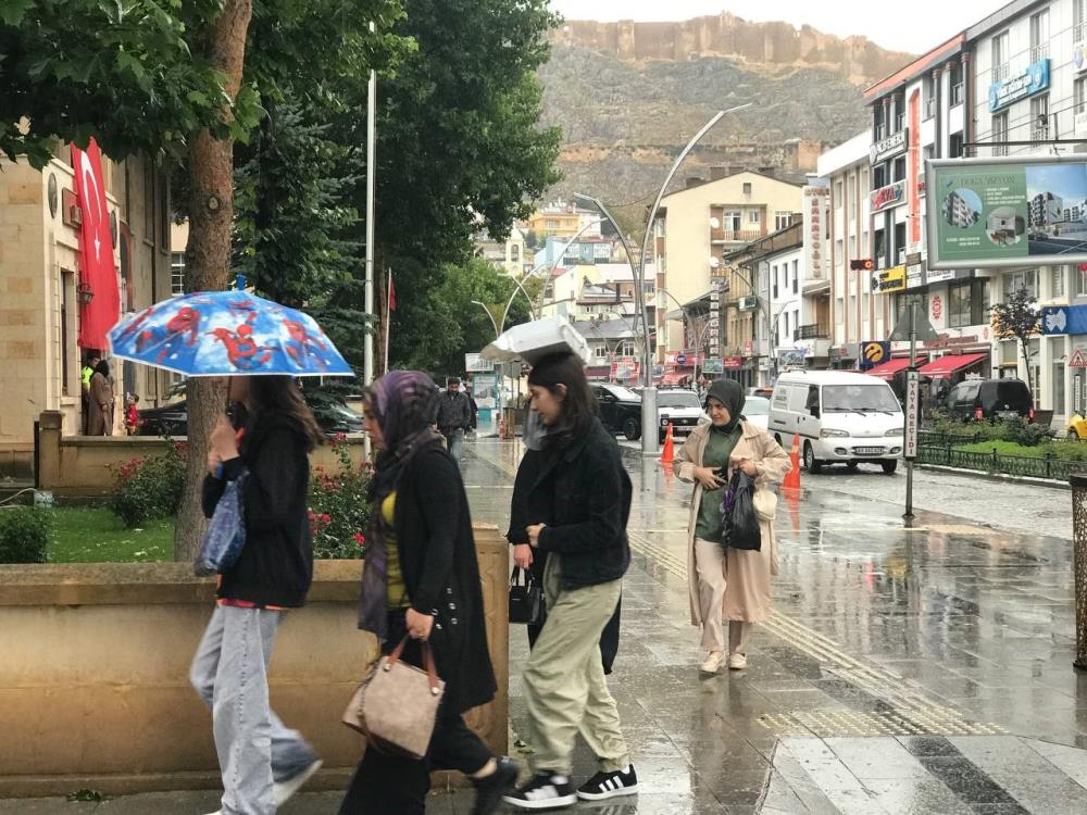 Bayburt’ta Sağanak Yağış Ve Fırtına Etkili Oldu: Çanak Anten Koptu Yollardan Çamur Aktı