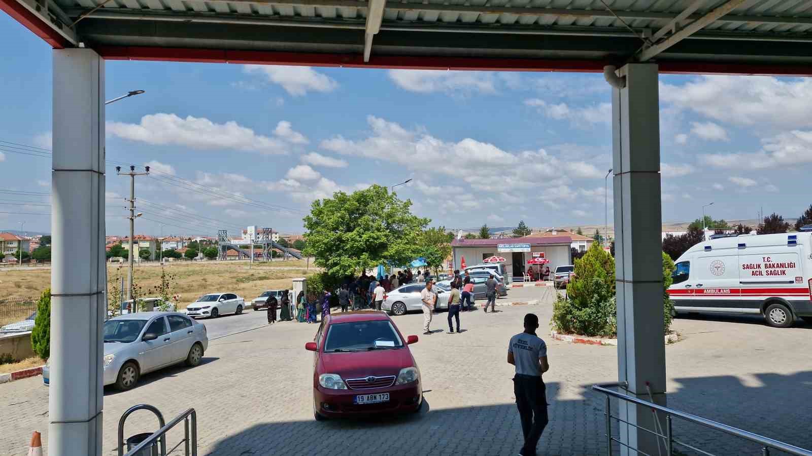 Çorumda dehşet , husumetliler tartıştı 3 kişi yaralandı