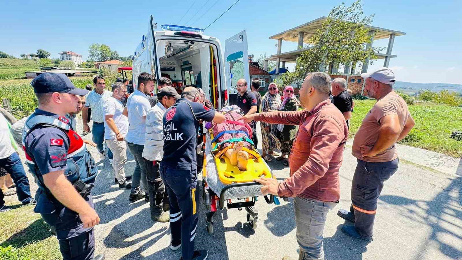 Sakarya'nın Kaynarca ilçesinde Kontrolden Çıkan Traktör Devrildi: 1 kişi ölürken 3 kişi yaralandı