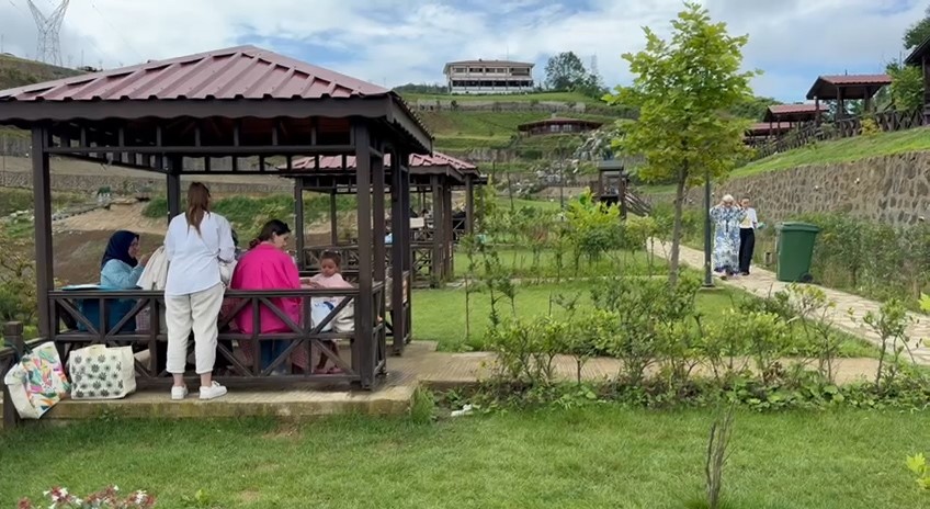 Rizeliler sahildeki yağmurdan kaçık yüksek kesimleri tercih etti
