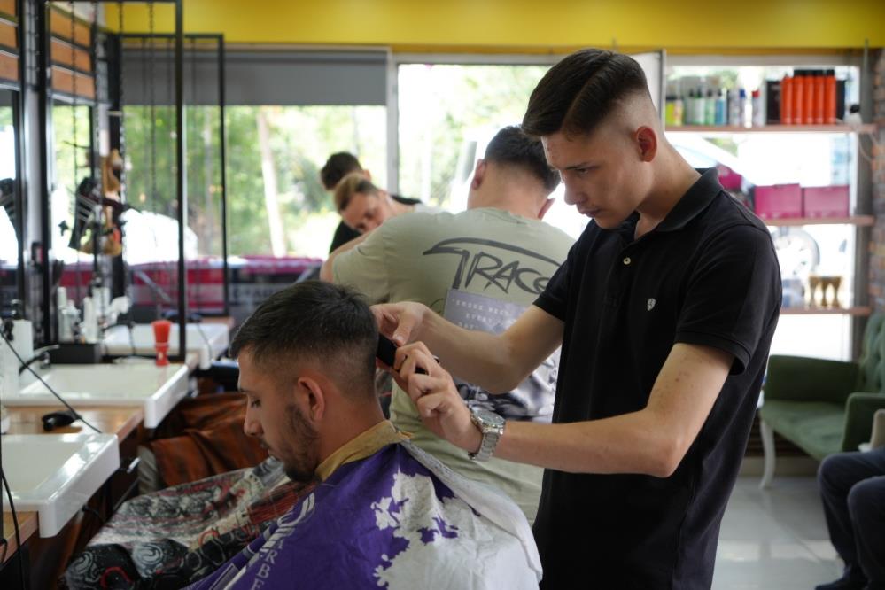Bolu'da Berber Ve Kuaför Dükkanını Tatil Gününde Açan Esnafa 9 Bin Lira Ceza kesildi