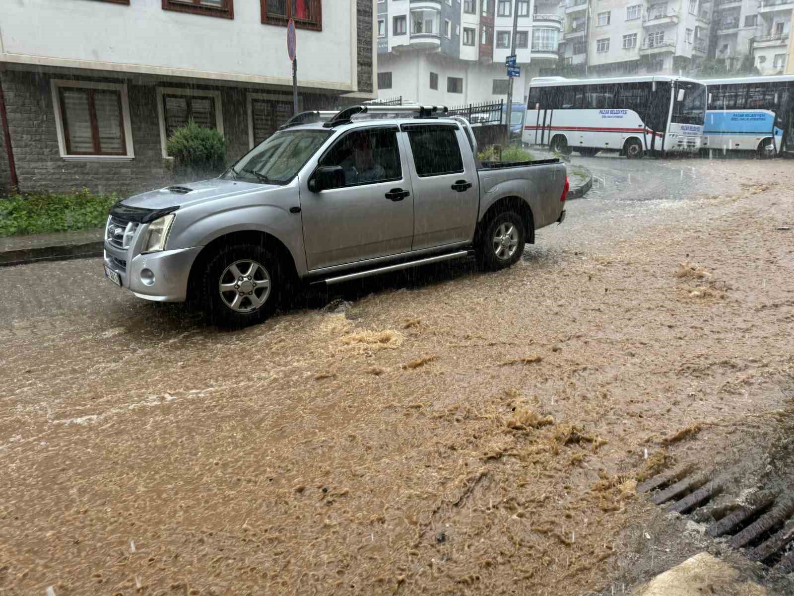 Rizenin Pazar ilçesinde sokaklar göle döndü