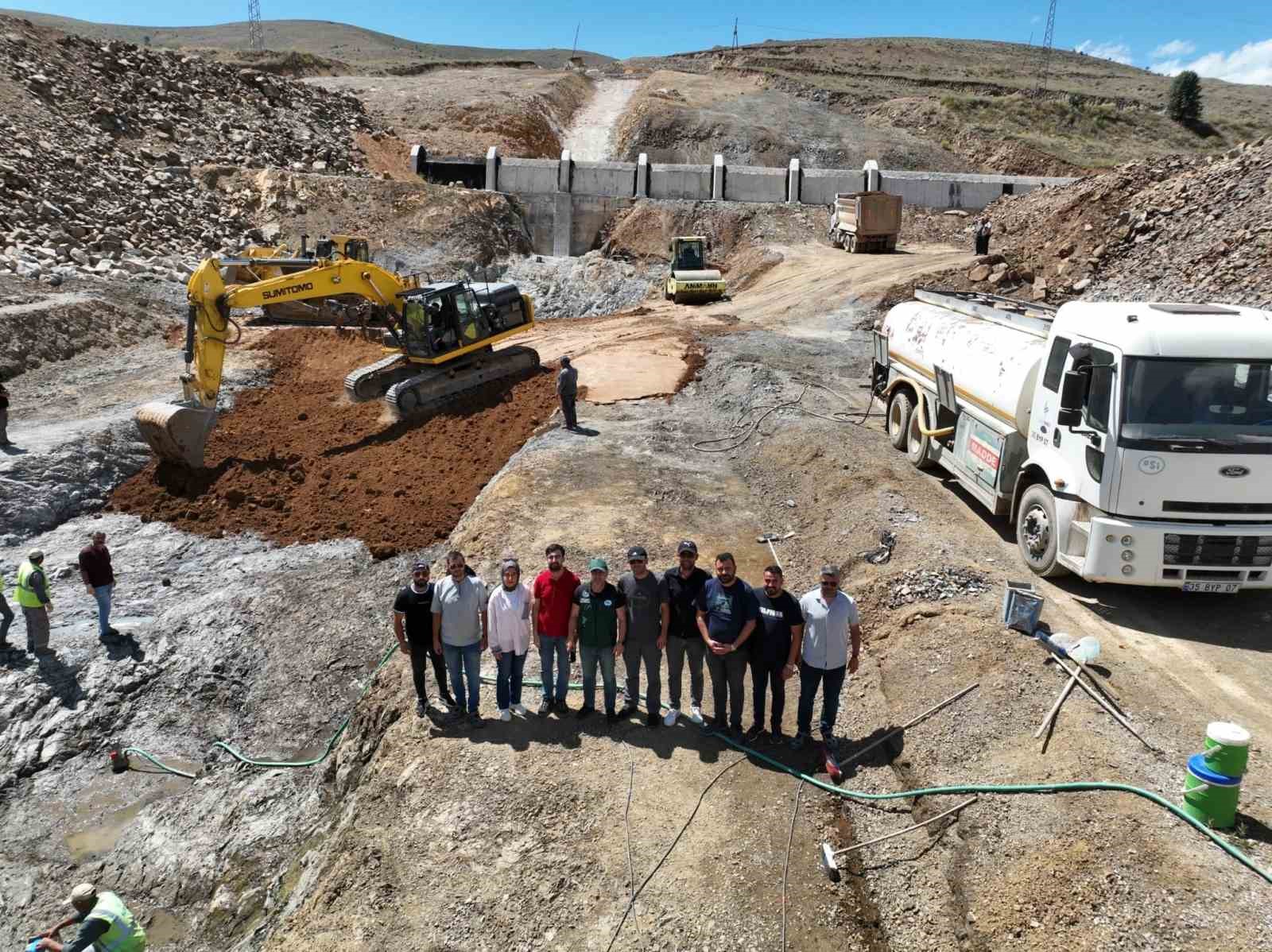 Bayburt'ta Yelpınar Göleti İnşaatında Gövde Dolgusu Başladı