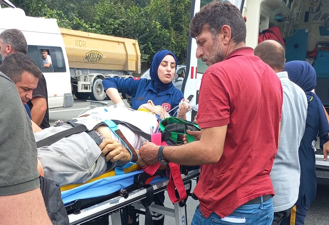 Rize'de Feci kazada 2 yan yana giden araç çarpıştı , biri ağır iki kişi yaralandı