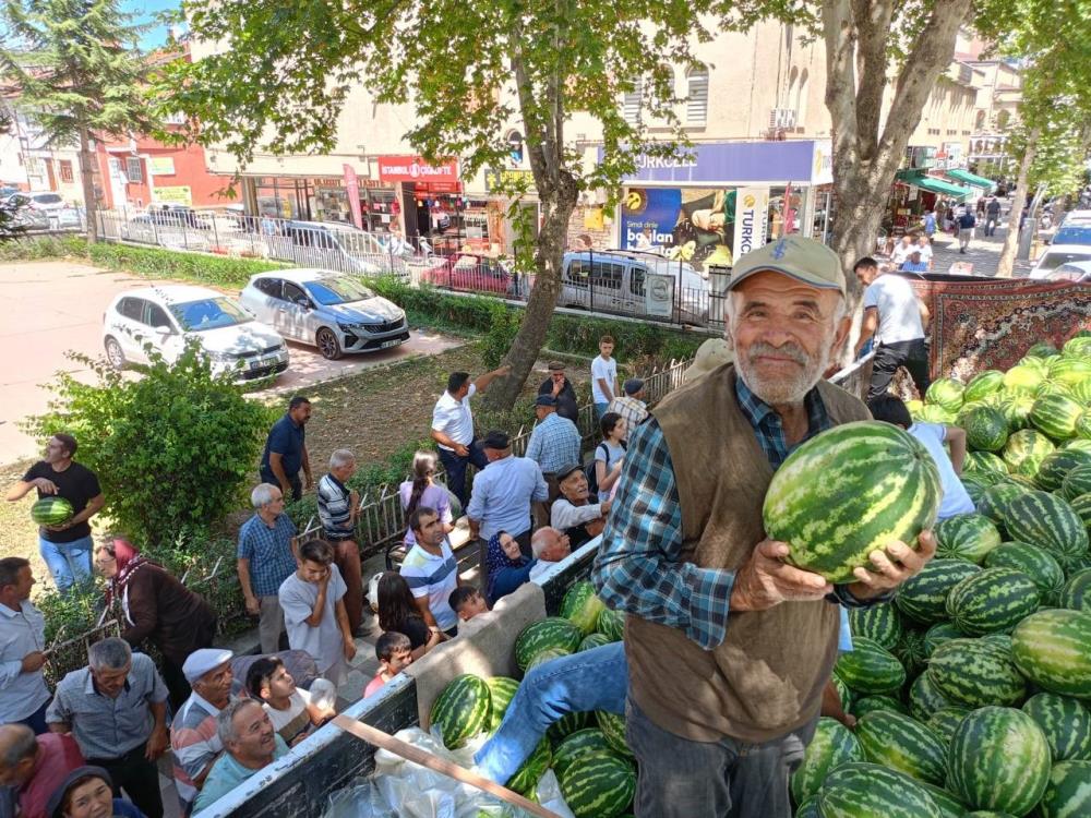 Tokat'ta bir üreticinin Verimi Yüksek Çıktı: 17 Ton Karpuzu Ücretsiz Dağıttı