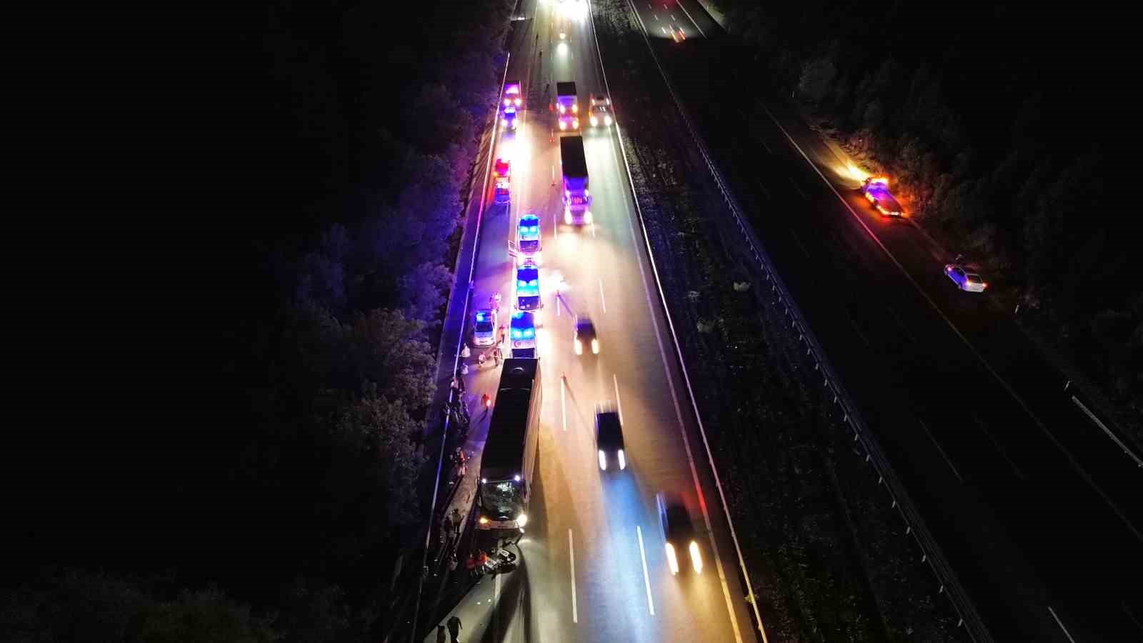Otobüs Tıra Arkadan Çarptı: 25 Yaralı