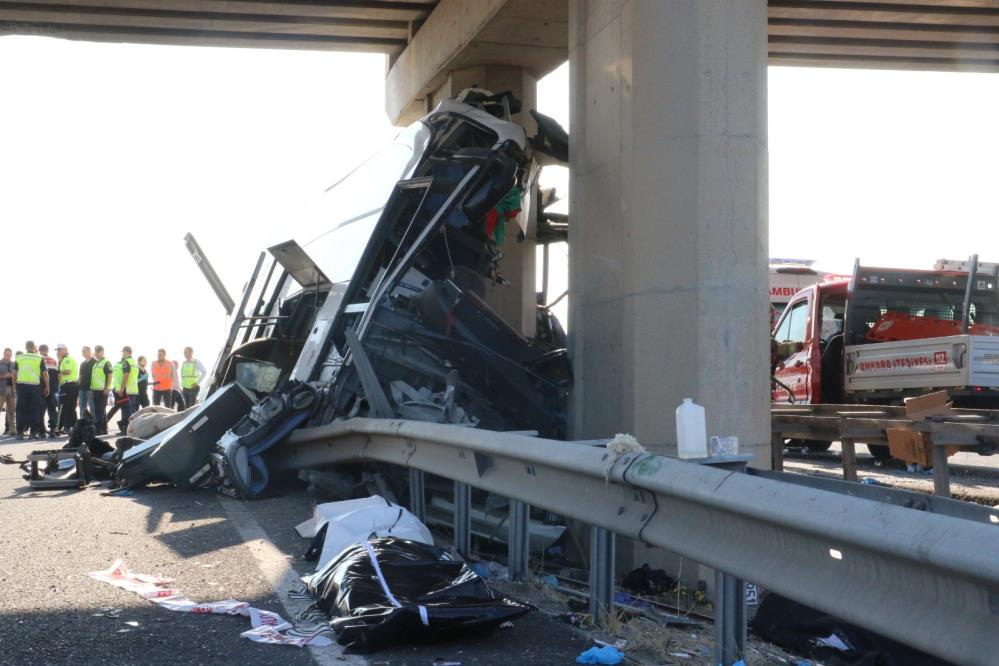 Ankara'da yolcu otobüsü köprü ayağına çarptı: 11 ölü, 25 yaralı