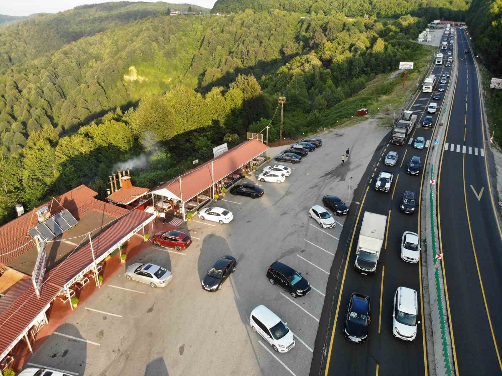 Bolu'da Tünel Kapandı, Bolu Dağı Esnafı Yoğunluktan İşleri Yetiştiremiyor