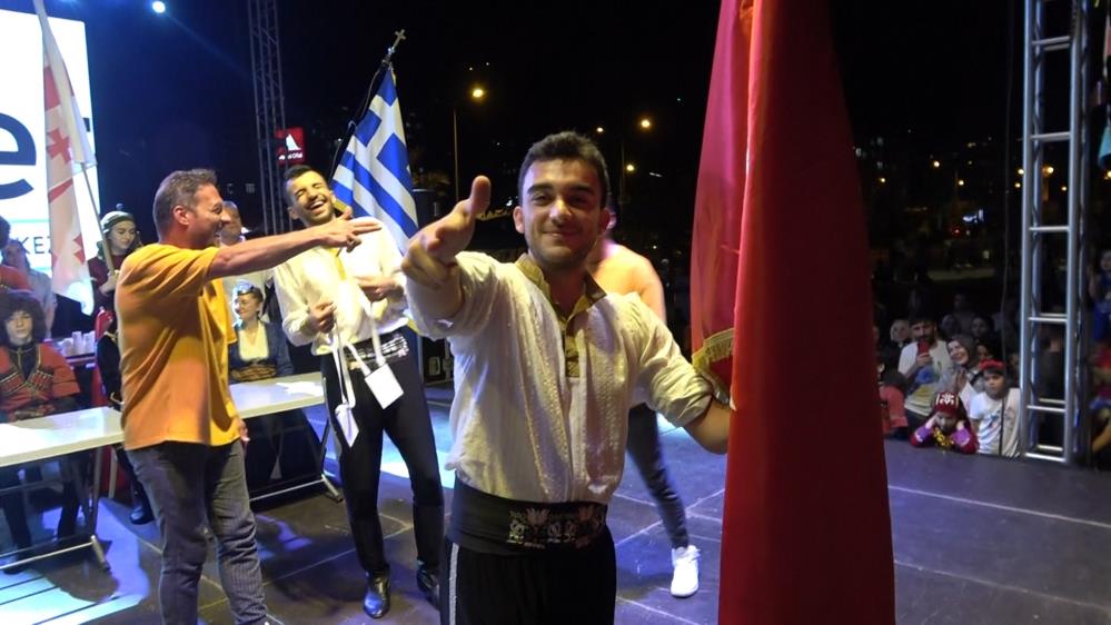 Rize'de En Hızlı Çay İçme Yarışmasında Şampiyon Oldu, Yusuf Dikeç’in Pozunu Verdi