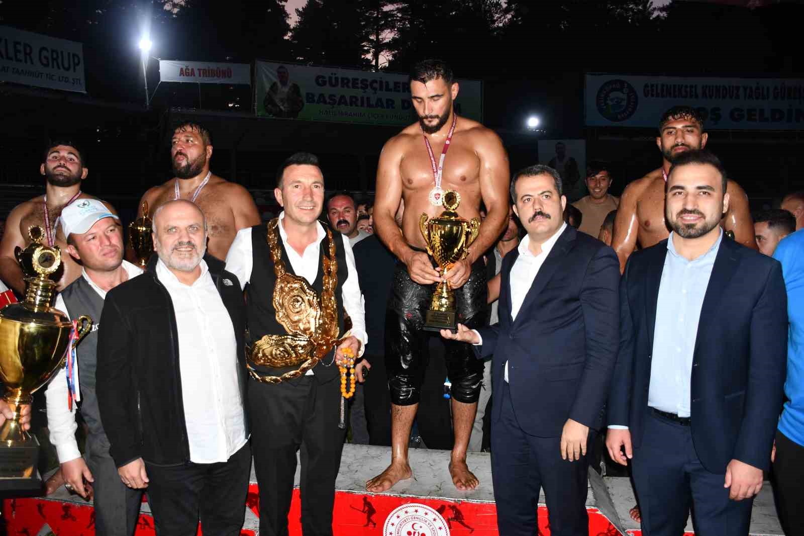 ’18. Kunduz Yağlı Güreşleri’nde Başpehlivan Mustafa Taş Oldu