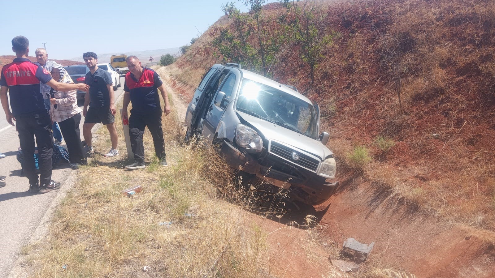Kontrolden Çıkan Hafif Ticari Araç Su Sanalına Uçtu: 2 Yaralı