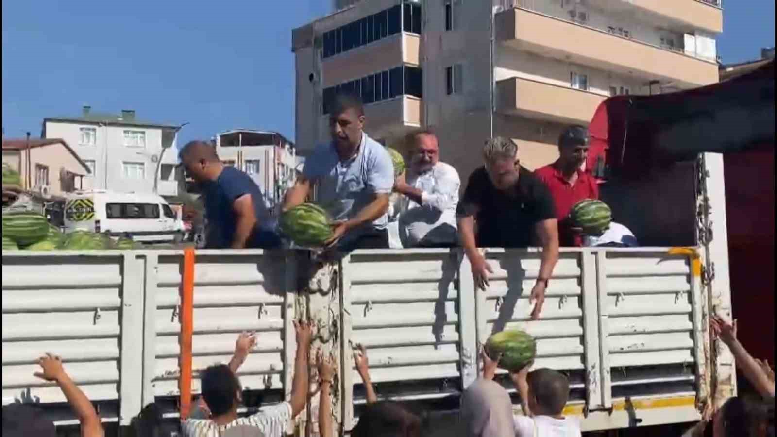 Mahalleliye Karpuz Dağıtıldı: 27 Ton 1 Saatte Bitti