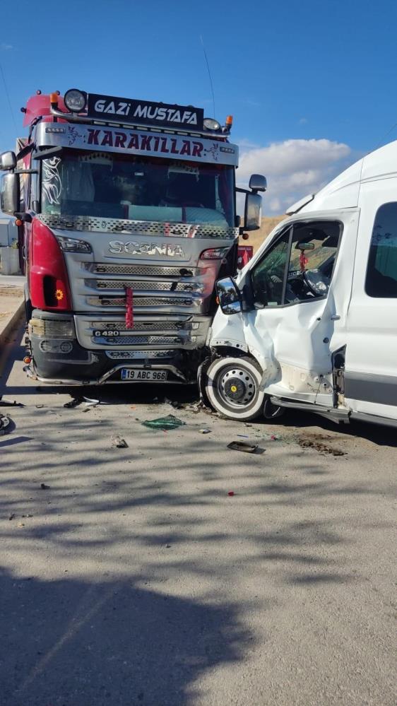 Minibüs, Otomobil Ve Tıra Çarptı: 14 Yaralı