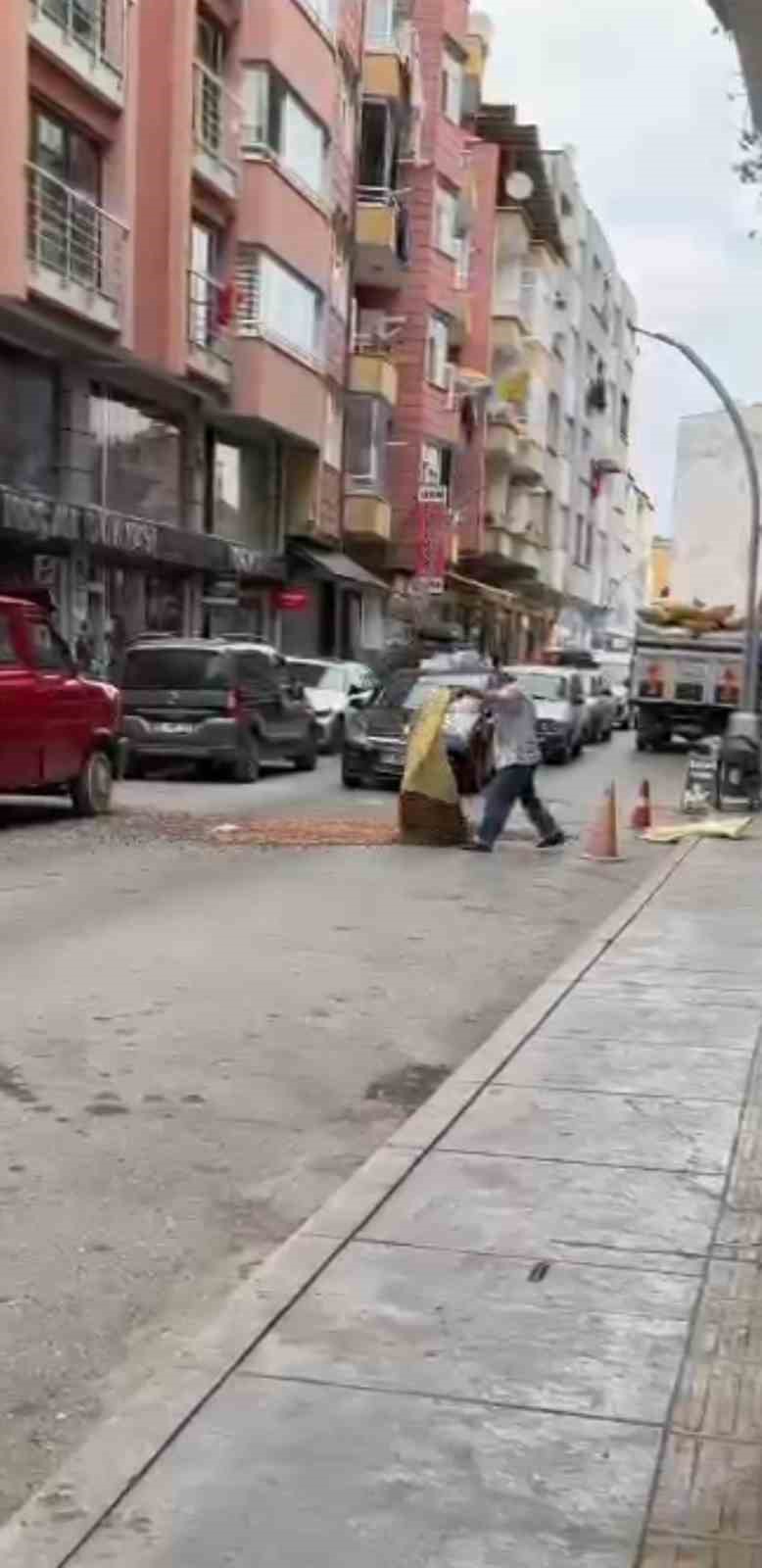 Fındığı alınmayınca kızan üretici fındığı sokağa döktü