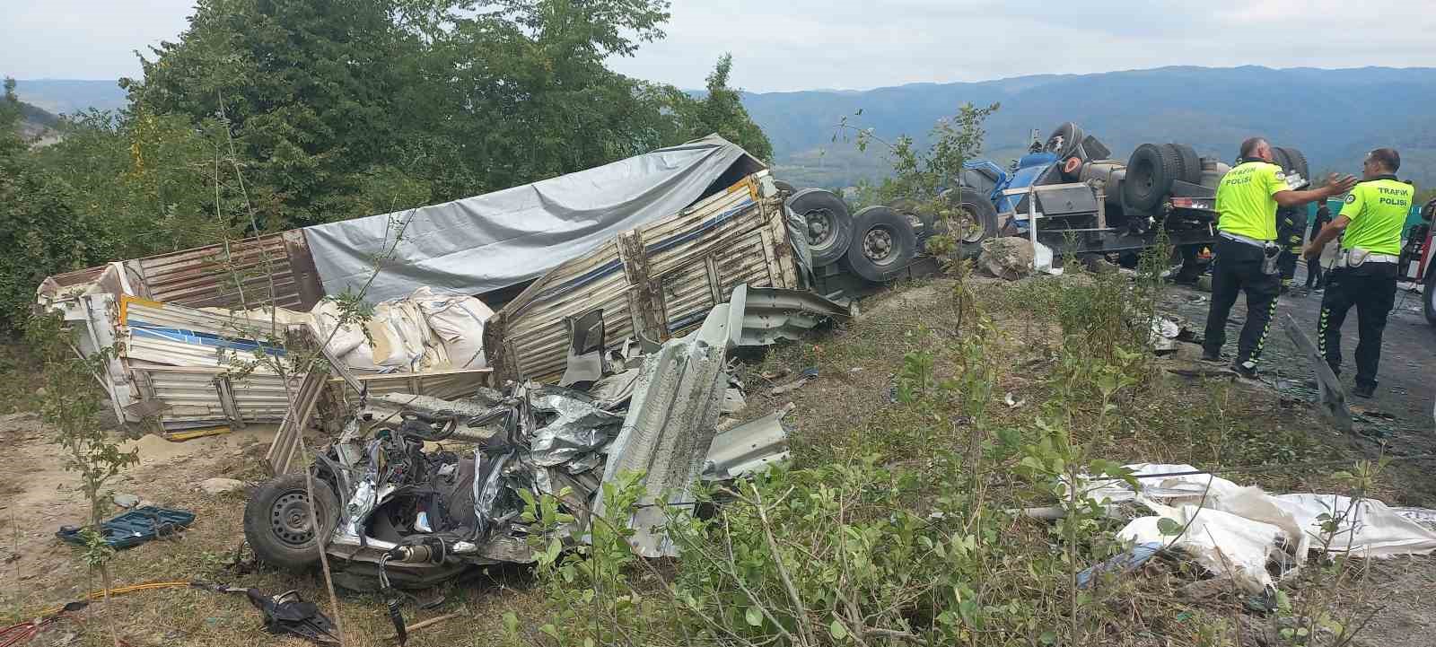 Bolu Dağı Geçişi’nde Feci Kaza: Tır Otomobili Sürükleyerek Devrildi, 2 Ölü 2 Yaralı
