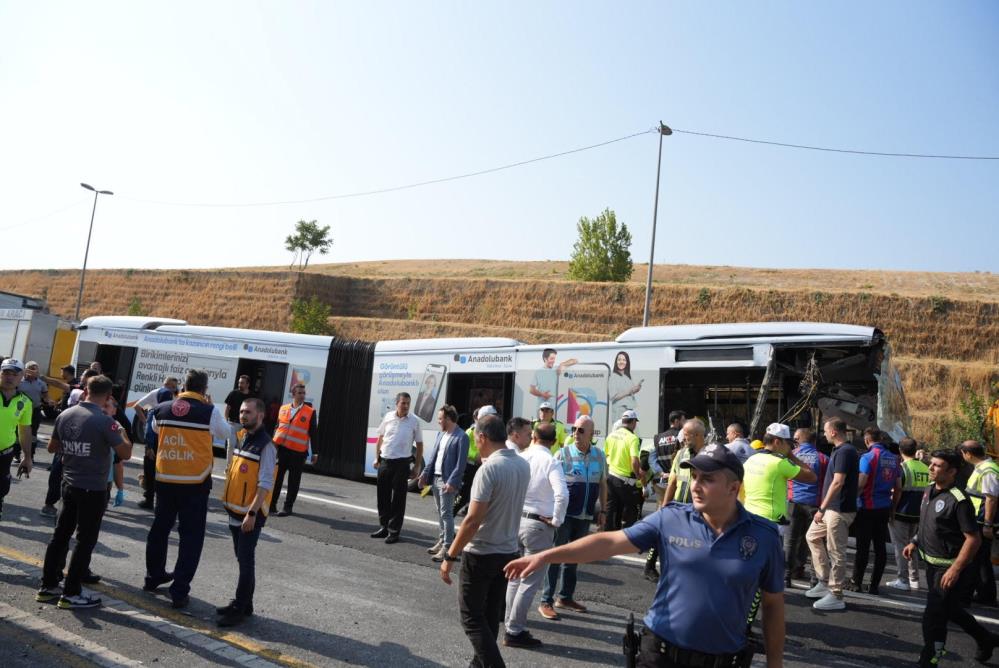İstanbul metrobüs kazasında 1 ölü 50 yaralı
