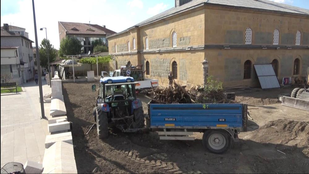 Tarihi Çorum Ulu Cami’nin etrafındaki ağaçlar kesildi , halk tepki gösterdi