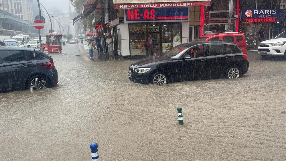 Rize’de dün öyle bir şiddetli yağmura sahne olduki altyapısıyla ünlü rize göle döndü