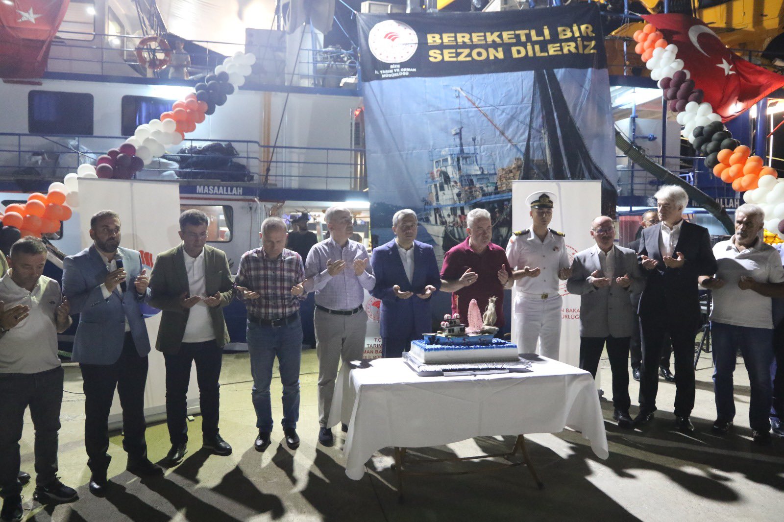 Rize’de Balıkçılar Meşale ve havai fişeklerle denize açıldı