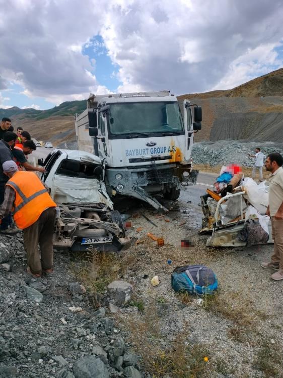 Bayburt'ta katliam gibi kaza , 3 kişi öldü 2 kişi yaralandı