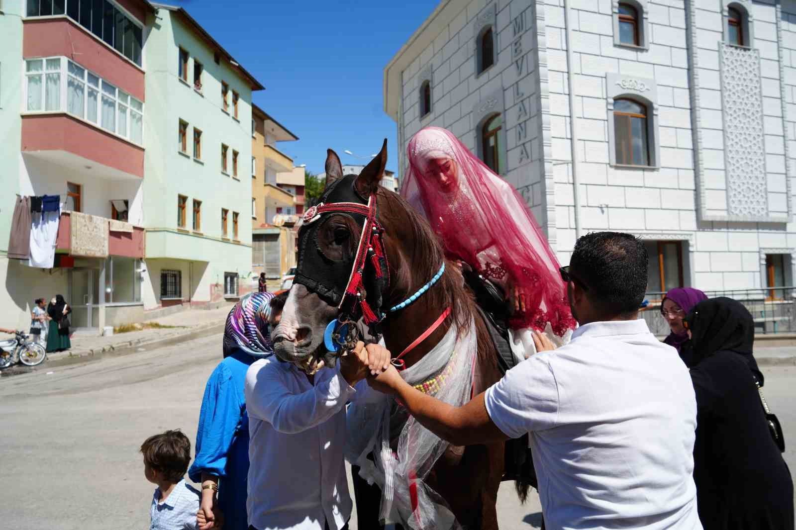 Bayburt’ta Yapılan Bir Düğünde "gelin Ata Binmiş Ya Nasip Demiş" Atasözü Gerçek Oldu