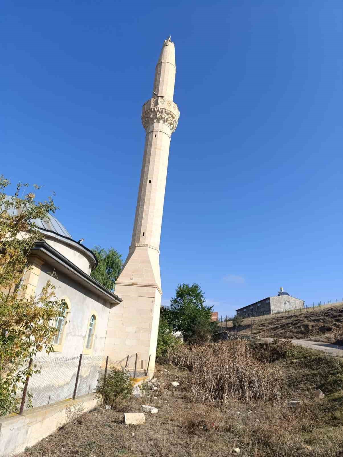 Bayburt’ta Bayırtepe Köyü Cami Minaresine Yıldırım Düştü