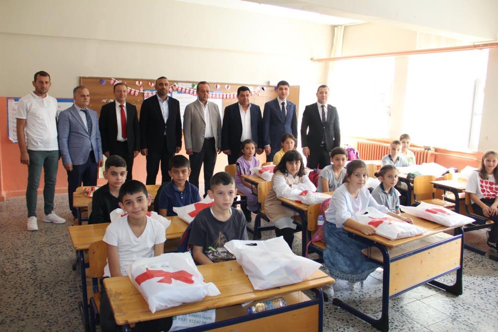 Samsun'da Hayırsever İş Adamlarından Bin 850 Öğrenciye Kırtasiye Desteği