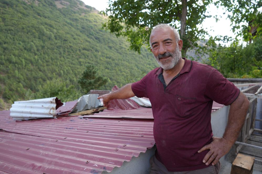 Bayburt'ta tavukları yemeye çalışan ayı kendine zarar verdi