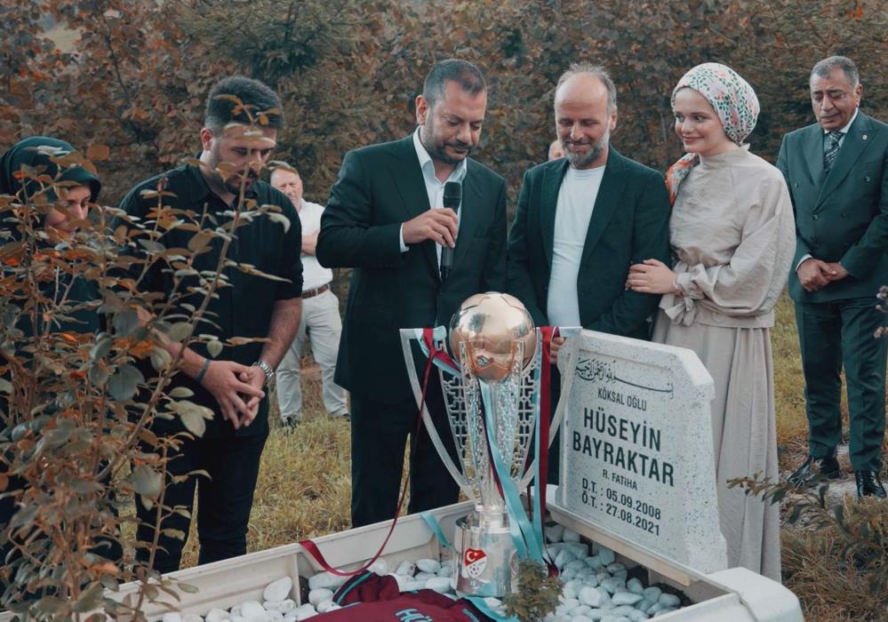 Ertuğrul Doğan’dan Anlamlı Ziyaret, kupayı mezara getirdi