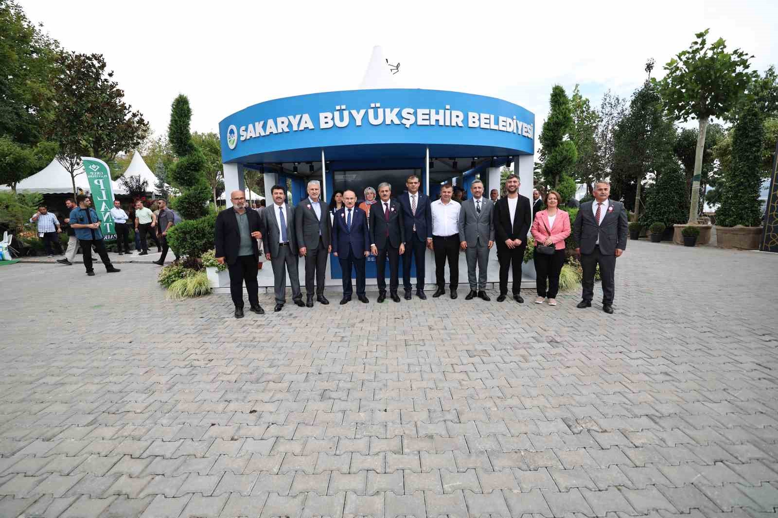 Sakarya Spanca Gölü'nde Yeşil Ve Mavinin Buluştuğu Sapanca Gölü Sahili Çiçek Bahçesine Dönüştü