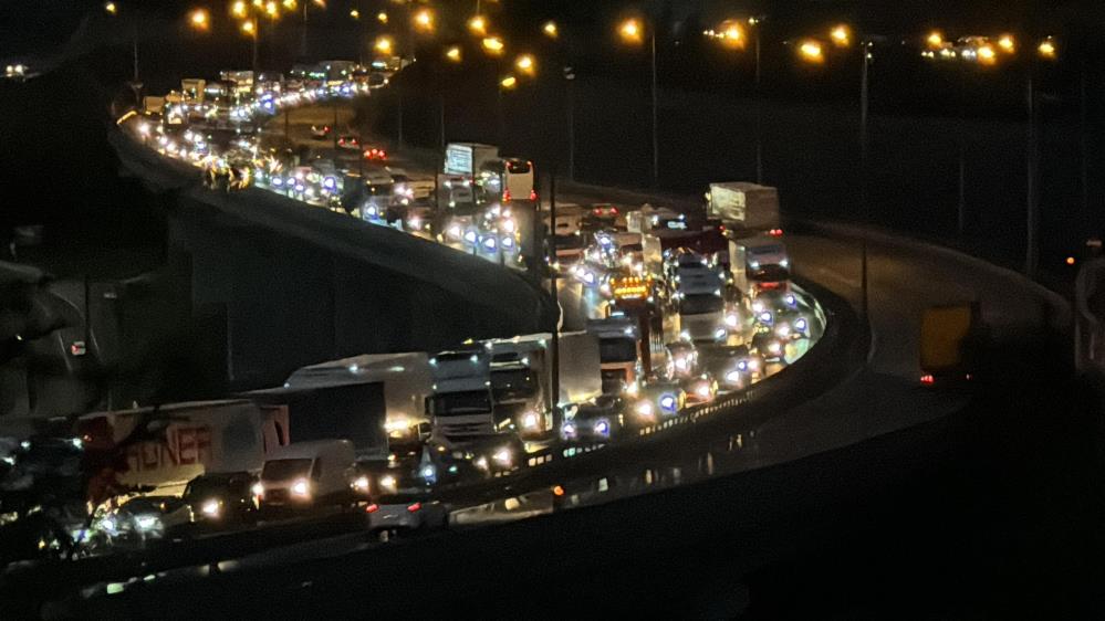 Tem’de 3 Tır Kazaya Karıştı, 11 Kilometrelik Araç Kuyruğu Oluştu