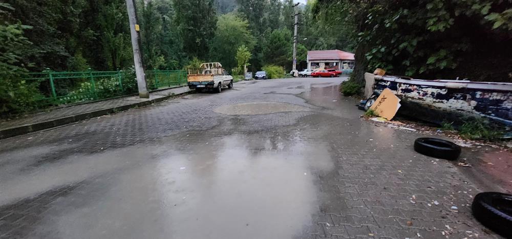 Yağmur Sonrası Yollar Göle Döndü, Mahalleli Belediyeden Mazgal İstedi