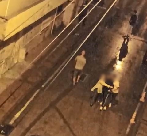 Öfkeli Anne, Oğlunu Kötü Alışkanlıklara Çeken Arkadaşının Evini Bastı