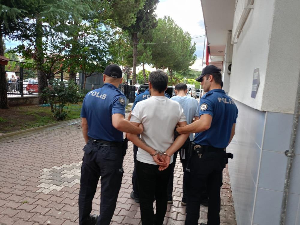 Samsun’da 10 Yıl Ve 22 Yıl Hapis Cezası Bulunan 2 Kişi Aynı Evde Yakalandı