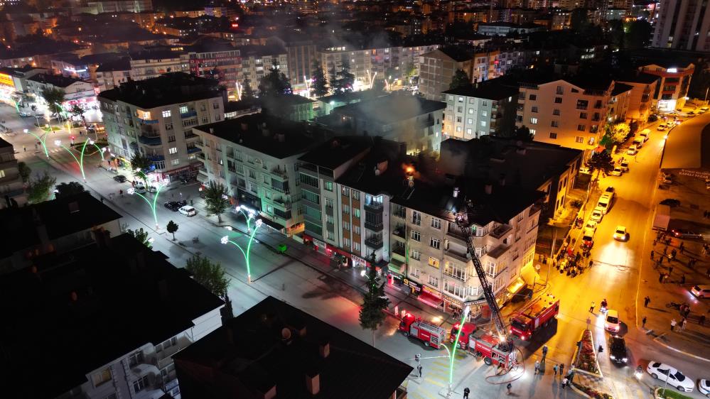 Tokat'ta Elektrik Kontağından Çıkan Yangında 2 Daire Ve Çatı Kullanılmaz Hale Geldi