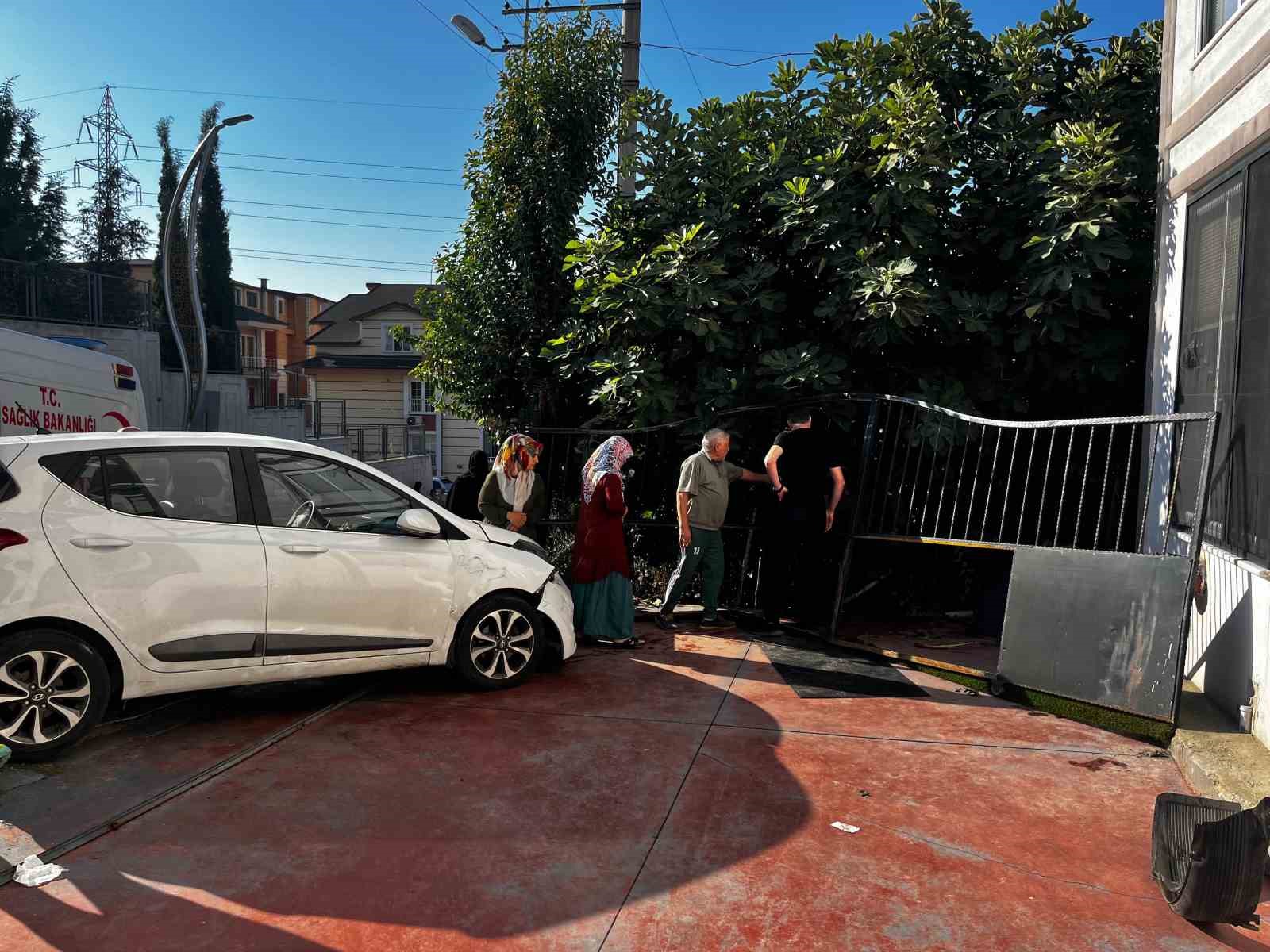 Otomobil Evin Bahçesine Daldı: Anneanne Ve 2 Torunu Yaralandı