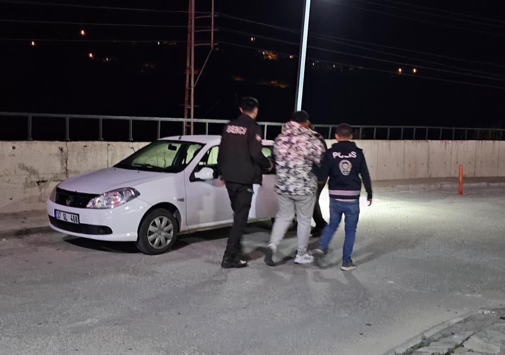 Silah Çekip, Polisleri Darp Ederek Yaralayan 2 Şahıs Tutuklandı