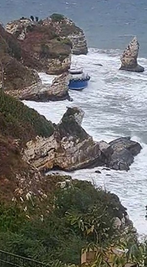 Karadeniz’de Kötü Hava Şartları, 22 Metrelik Tekne Karaya Oturttu