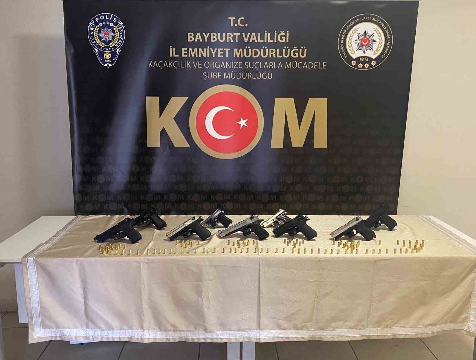 Bayburt’ta 9 Adet Kuru Sıkı Tabanca Ele Geçirildi