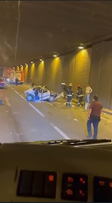 Kocaeli'nin İzmit ilçesinde Tıra Çarpan Otomobil Kağıt Gibi Ezildi, Sürücü Ağır Yaralandı