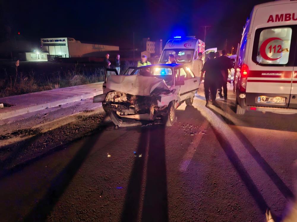 İki Otomobil Çarpıştı: 4 Yaralı