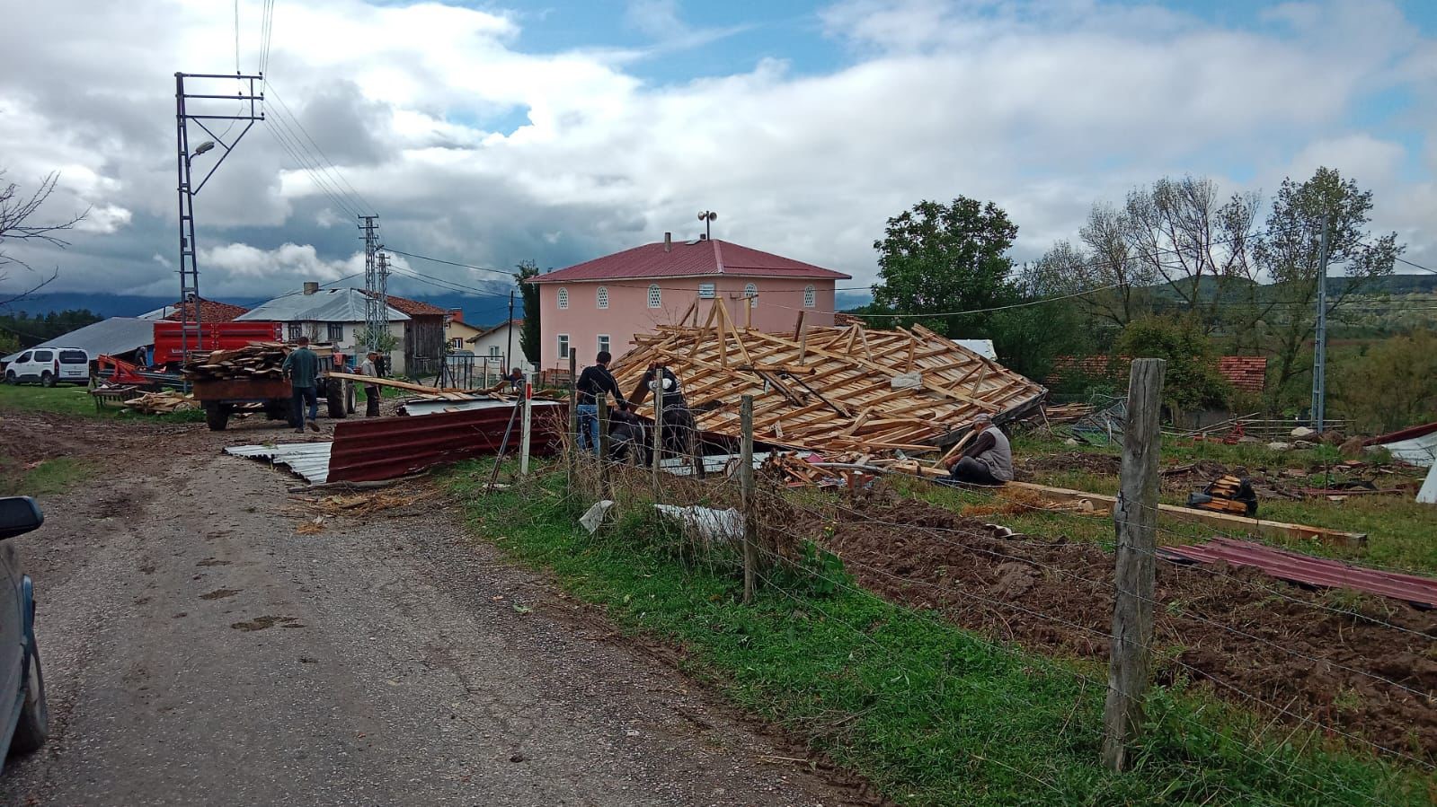 Kastamonu'da Fırtınanın Uçurduğu Çatı Başka Bir Evin Üzerine Düştü