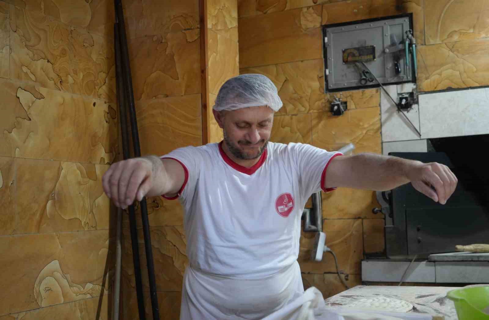 200 Derece Ateşin Başında Güle Oynaya Ekmek Yapan Fırıncı Ekmeğe Sevgisini Katıyor