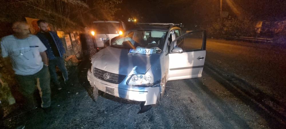 Çamlıhemşin'de Trafik Kazası: Kaza Anı Araç Kamerasına Yansıdı