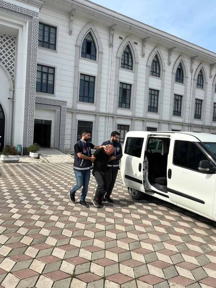 Karısını Silahla Boynundan Vurup, Ambulansı Takip Eden Koca Tutuklandı