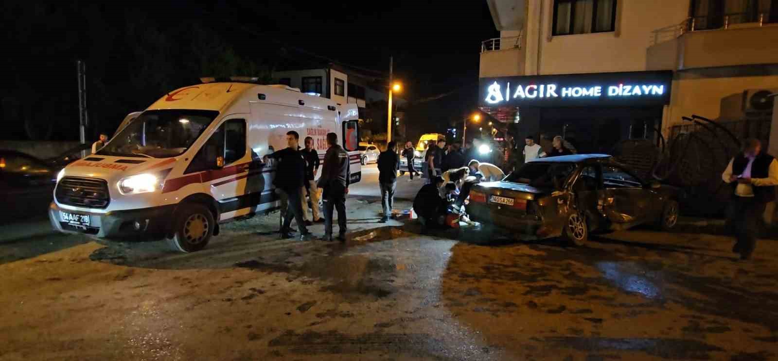 Sakarya’da Otomobil, Park Halindeki Hafif Ticari Araca Çarptı: 1 Ölü, 1 Ağır Yaralı