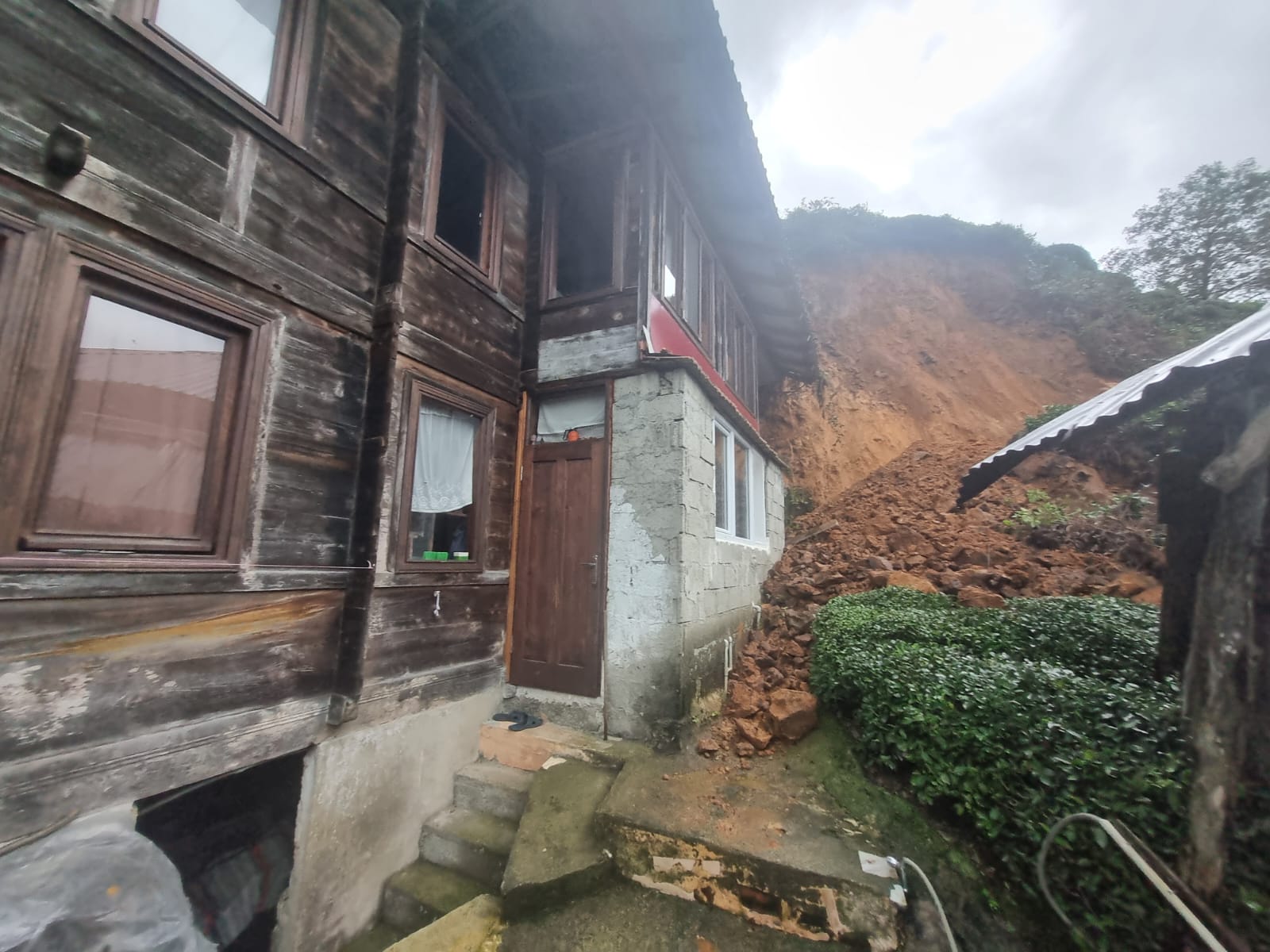 Rize'de Şiddetli Yağış Heyelana Neden Oldu: Asırlık Ahşap Ev Çöktü